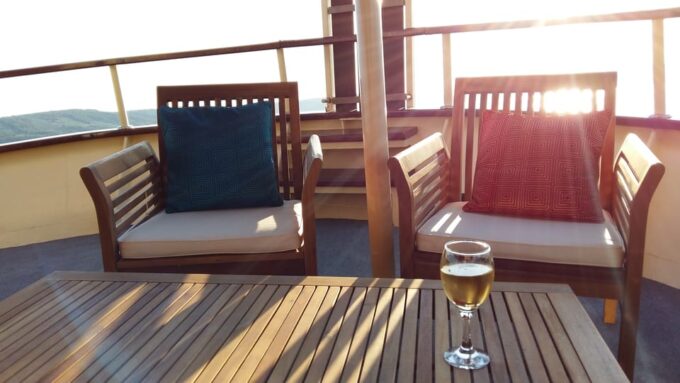 All Inclusive Brač & Šolta Island Swimming Cruise - Onboard Amenities and Services