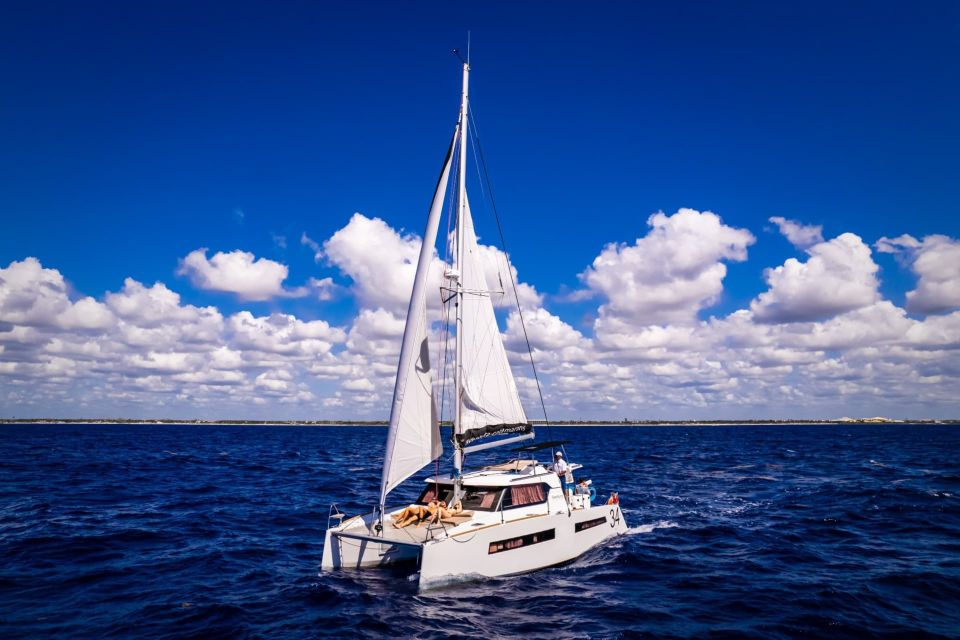 All-Inclusive Tulum: 4 Hours of Coast & Fun in 34 Cat Aventura - Vessel Amenities