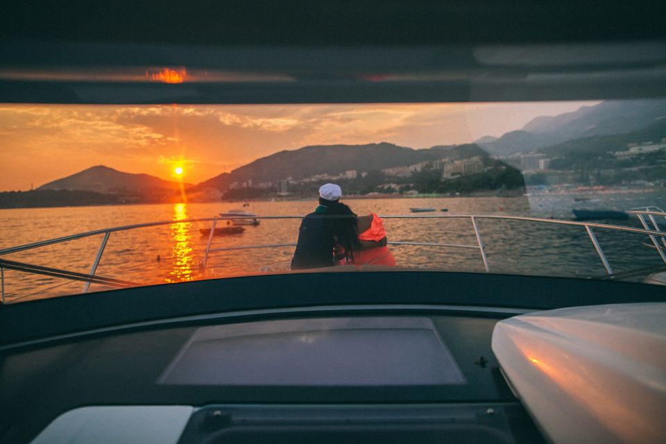 Amalfi Coast: Romantic Sunset Cruise with Music & Cocktails - Setting the Scene for Your Amalfi Sunset