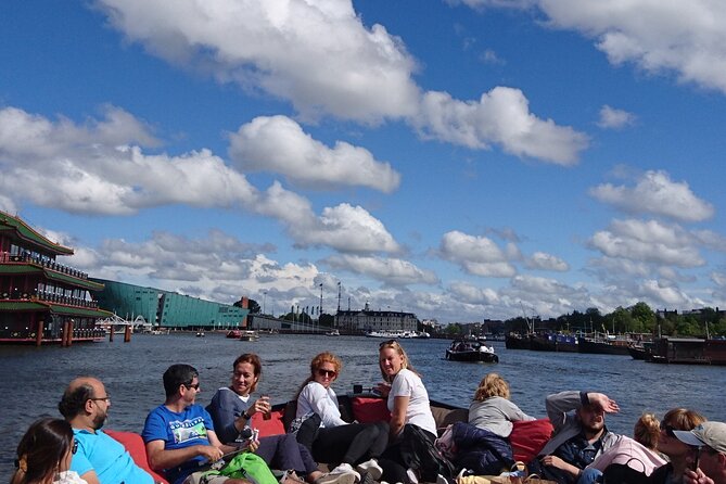 Amsterdam 1-Hour Canal Cruise With Live Guide - Boat Features and Amenities