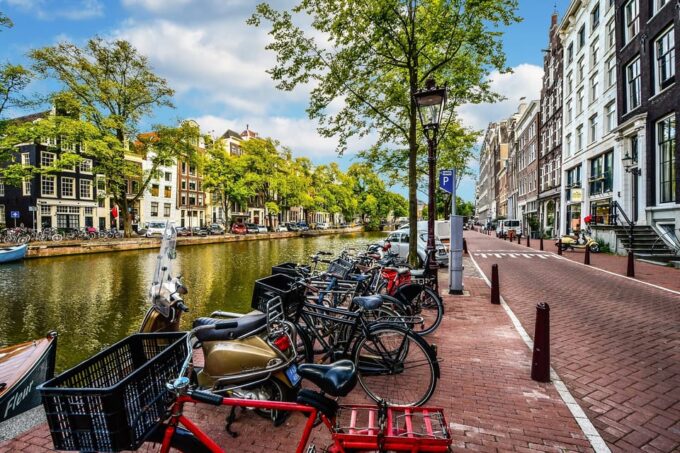 Amsterdam: 3-Hour Private Bike Tour of the City Center - Cycling Through the City