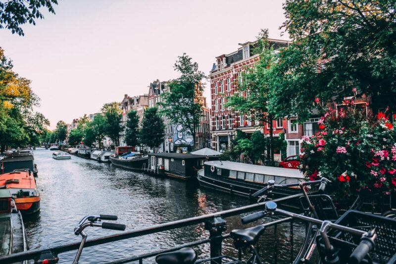 Amsterdam : Bachelorette Party Outdoor Smartphone Game - Key Game Features