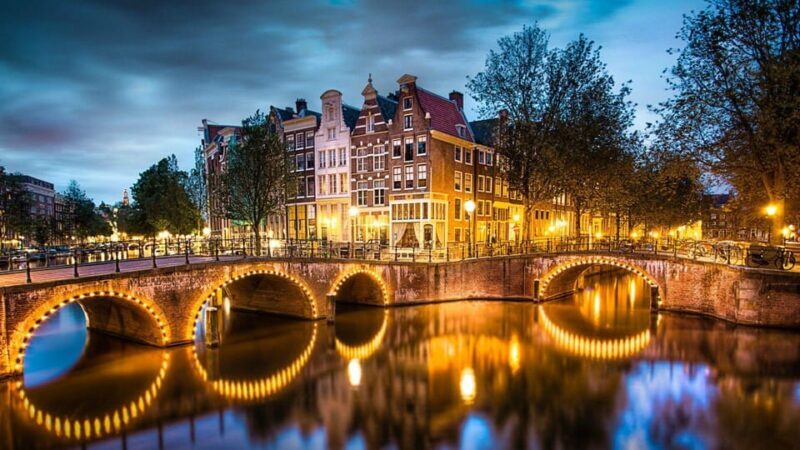 Amsterdam canal cruise with culinary burger or cheese & wine - Who Will Love This Cruise?