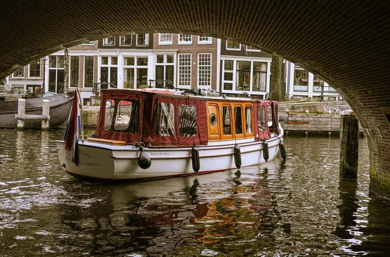 Amsterdam Daytime Boat Private Canal Cruise Tour With Guide - The Guide: Knowledge and Engagement