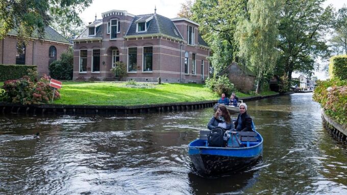 Amsterdam: Explore Giethoorn in a Private Tour With Driver - Unique Features of Giethoorn