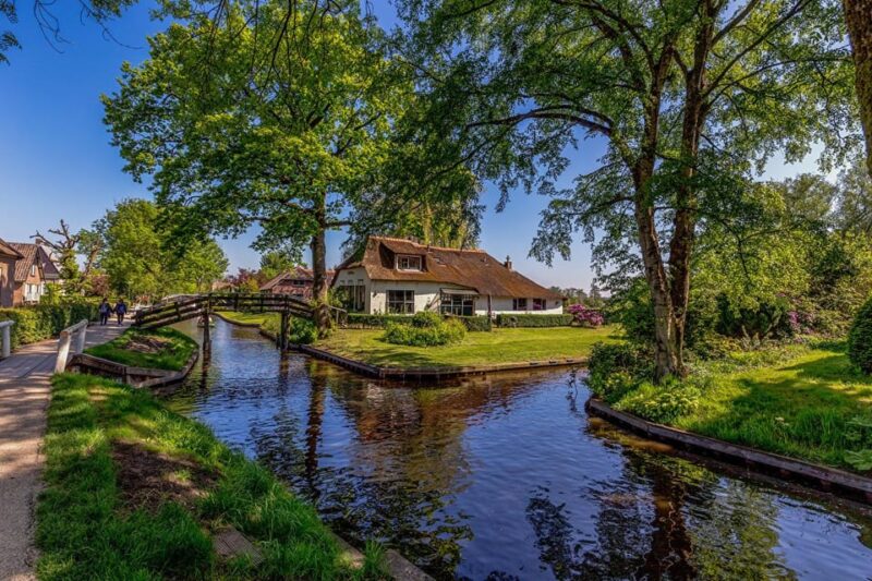 Amsterdam: Giethoorn and Zaanse Schans Day Trip With Guide - Inclusions and Features