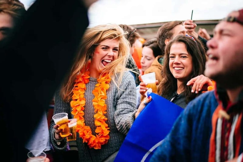 Amsterdam: Kings Night Pub Crawl with VIP Club Entry - What is the Kings Night Pub Crawl Experience?