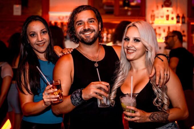 Amsterdam: Original Pub Crawl Party With VIP Entrance - Booking Your Spot