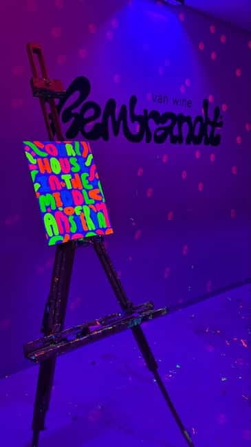 Amsterdam: Paint and Sip in the Dark at Rembrandt van Wine - Drinks and Atmosphere