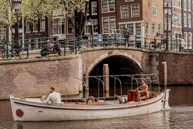 Amsterdam: Private Canal Cruise with snacks and drinks - A Closer Look at the Experience