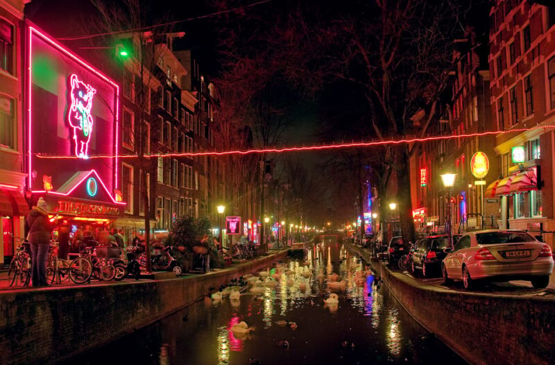Amsterdam: Private Red Light District Tour in Spanish - Accessibility Features