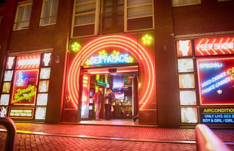 Amsterdam: Red Light District Exclusive Night Tour - Itinerary and Locations