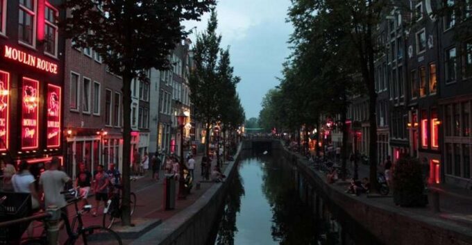 Amsterdam: Red Light District Tour - Tips for Visitors