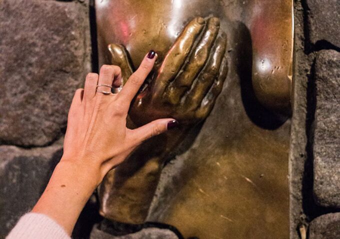 Amsterdam: Red Light District Tour in German or English - Language Options and Accessibility