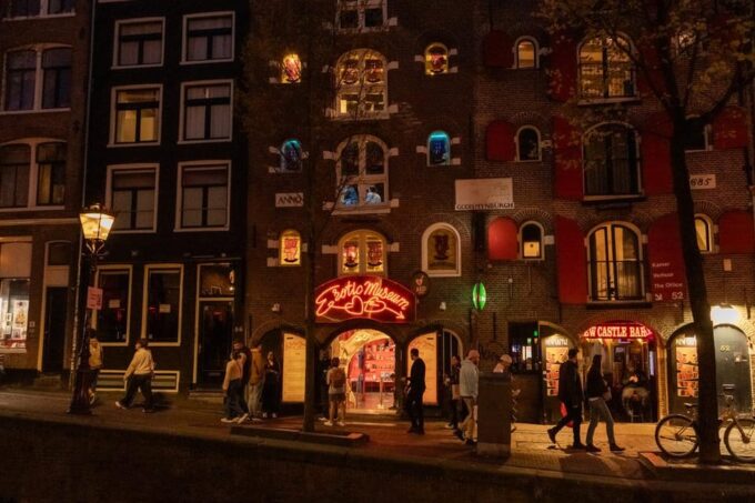Amsterdam: Red Light Tour Exclusive and Peep Show - Exploring Amsterdams Culture