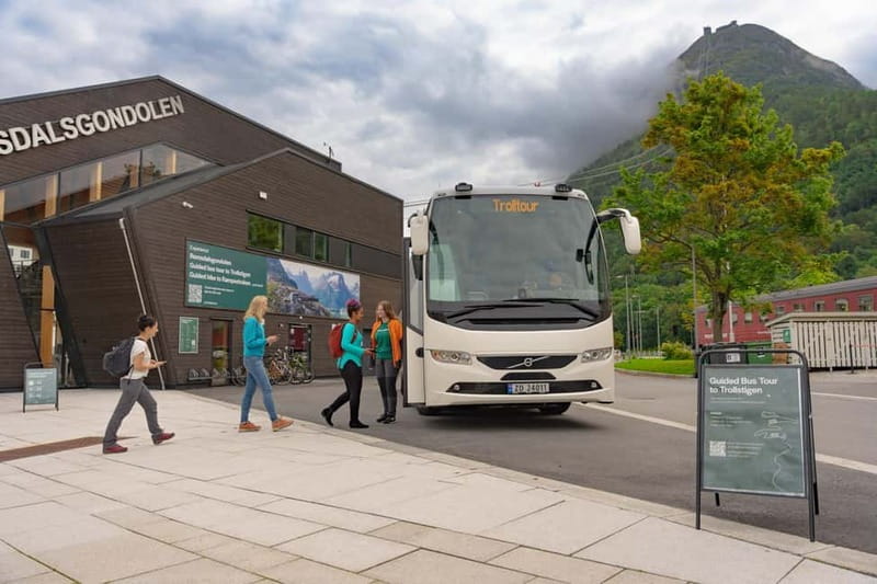 Åndalsnes: Trollstigen Viewpoint Bus Tour with a Local Guide - The Experience in Detail
