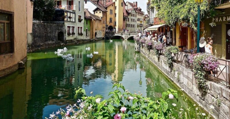 Annecy: Private Guided Tour - Discover Venice of the Alps - Explore Annecy Lake