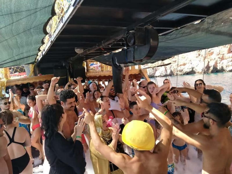 Antalya Pirate Boat: Düden elalesi, Swim & Foam Party - Key Points