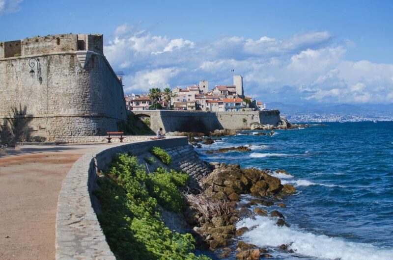 Antibes: Express Walk With a Local in 60 Minutes - Meeting Point and What to Bring