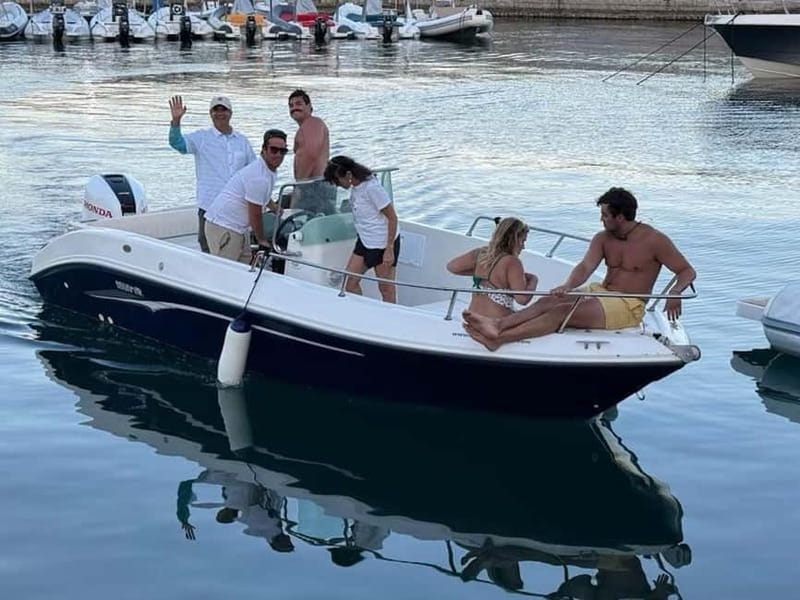 Aperitif on a boat at sunset at the Queen Cave - Key Points