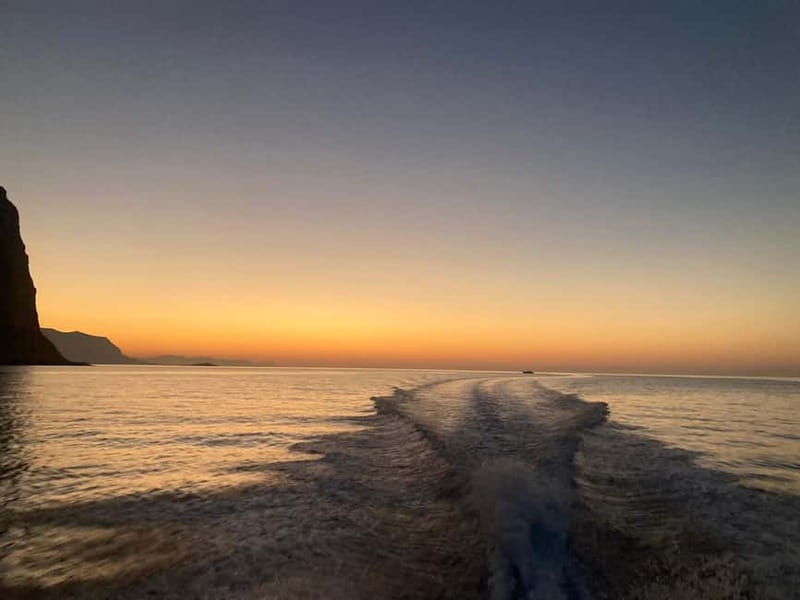 Aperitif on a boat at sunset at the Queen Cave - Authenticity and Value
