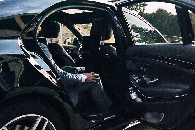 Arrival Transfer: Airport OOL to Gold Coast by Business Car - The Sum Up