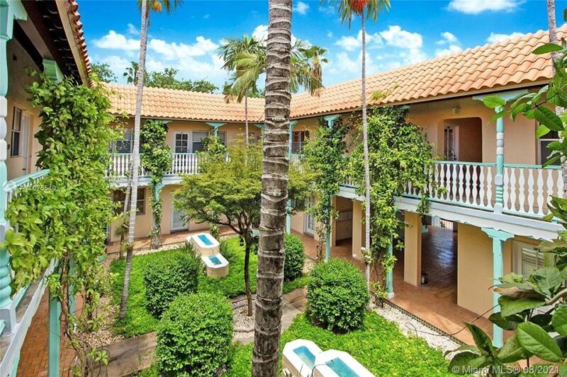 Art Deco, History and Crime Bike Tour with Design Enthusiast - The Sum Up