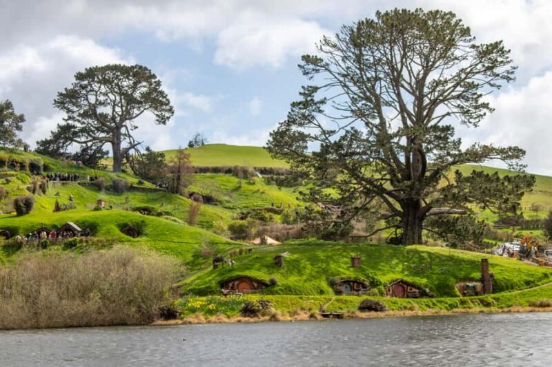 Auckland: Hobbiton & Waitomo Caves Small-Group Tour & Lunch - Key Points