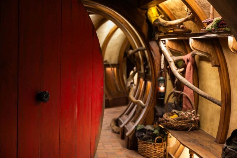 Auckland: Hobbiton & Waitomo Glow Worm Caves Private Tour - Key Points