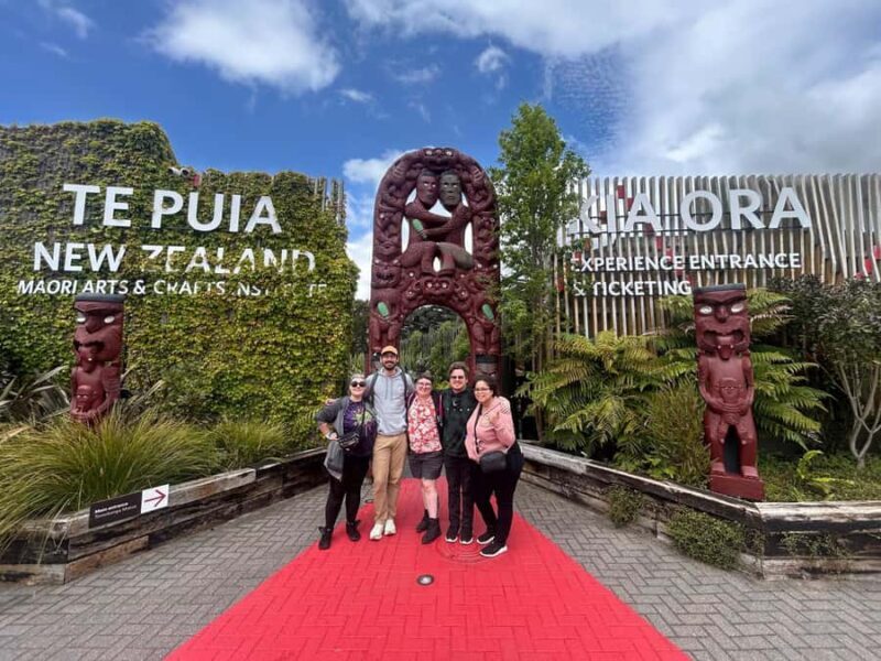 Auckland: Rotorua Highlights with Te Puia Tour, Show & Lunch - An Introduction to the Rotorua Experience
