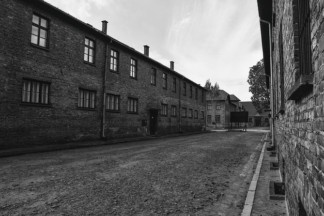Auschwitz & Cracow From Warsaw Heartbreaking Tour With Pick up - Exploring Cracow Highlights