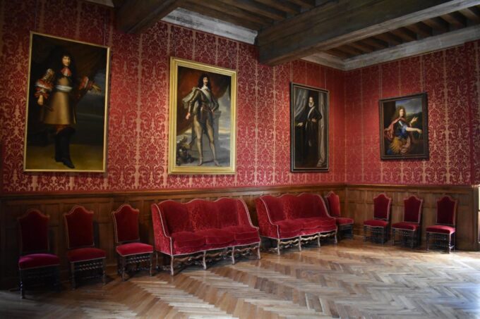 Azay-Le-Rideau Castle: Private Guided Tour With Ticket - Frequently Asked Questions