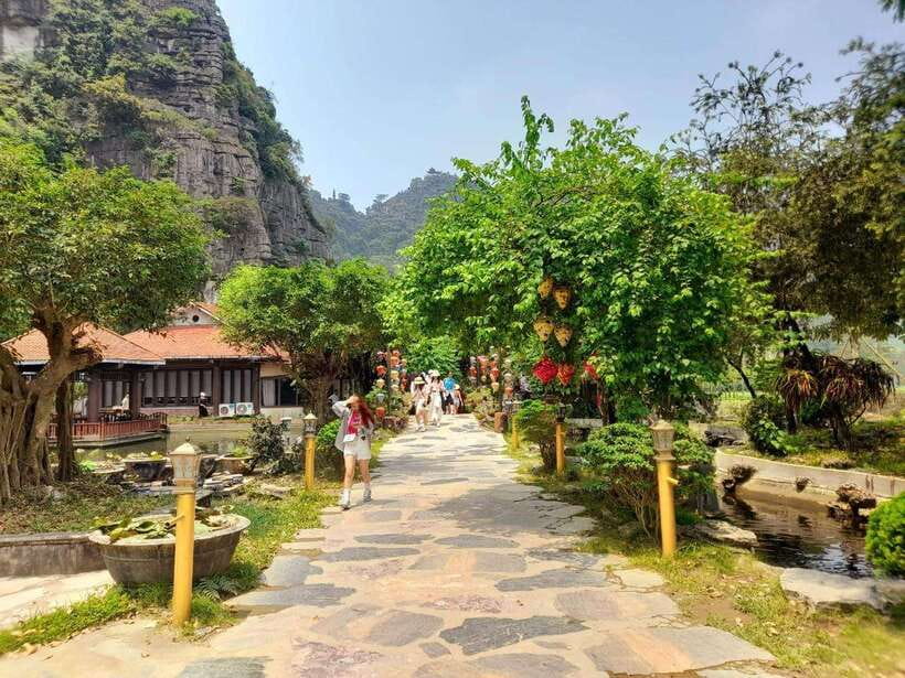 Bai Dinh Pagoda and Trang An Eco-Tourism Day Group Tour - Key Points
