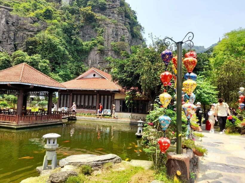 Bai Dinh Pagoda and Trang An Eco-Tourism Day Group Tour - Bai Dinh Pagoda Exploration