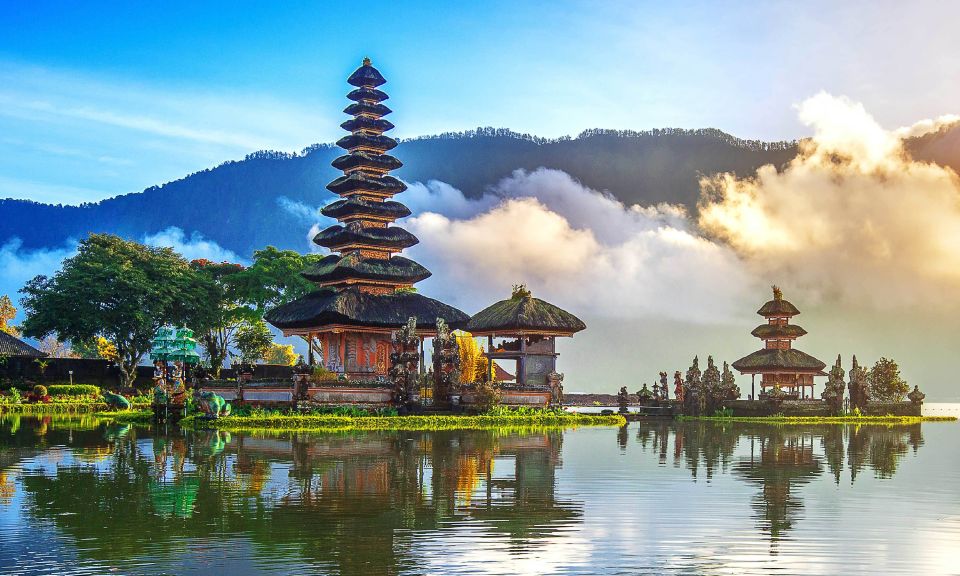 Bali: Secret Garden, Ulun Danu Temple and Waterfall Tour - Ulun Danu Beratan Temple