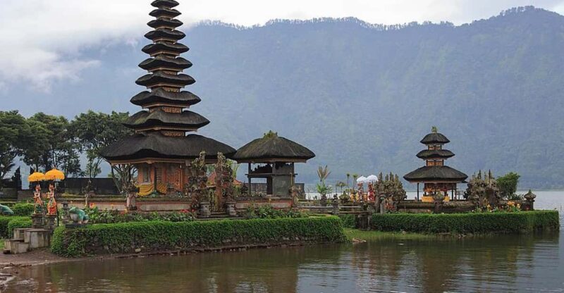 Bali: Sekumpul Waterfall, Twin Lakes, and Ulun Danu Tour - Handara Iconic Gate