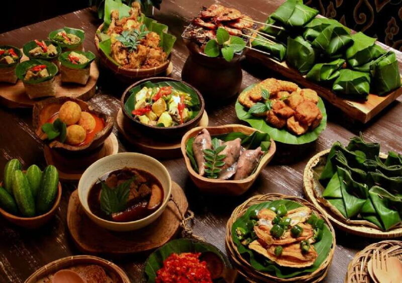 Bali: Taman Ayun and Tanah Lot Temple Sunset Tour - Transportation and Group Size