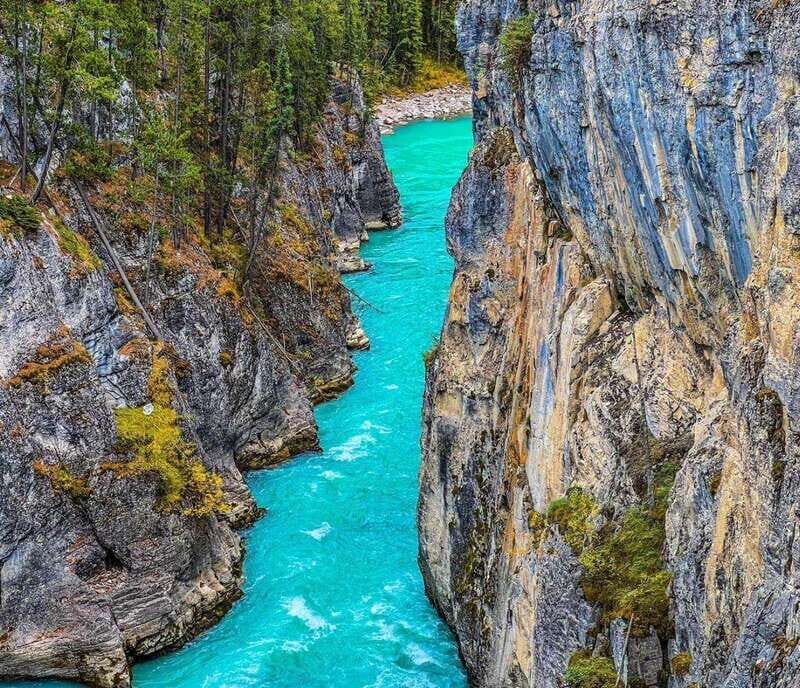 Banff: Lake Louise, Moraine, Emerald & Johnston Canyon Tour - Discovering Banff: Lake Louise, Moraine Lake, Emerald & Johnston Canyon Tour