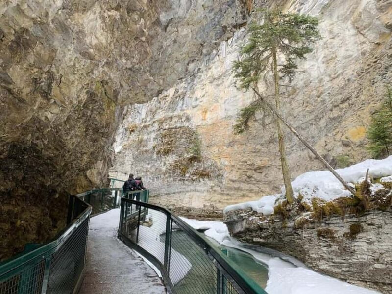 Banff : Lake Louise, Moraine, Emerald & Johnston Canyon tour - Authentic Experiences and Authenticity