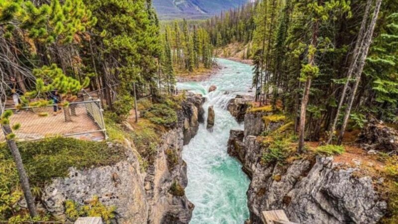 Banff. Moraine, Lake Louise ,Emerald & Johnston Canyon tour - The Sum Up: Is This Tour Right for You?