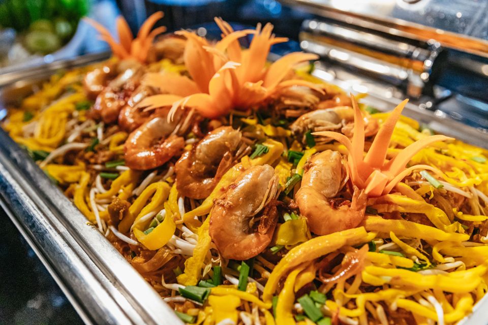 Bangkok: Alangka Luxury Buffet Dinner Cruise With Live Music - Savoring Thai and International Flavors
