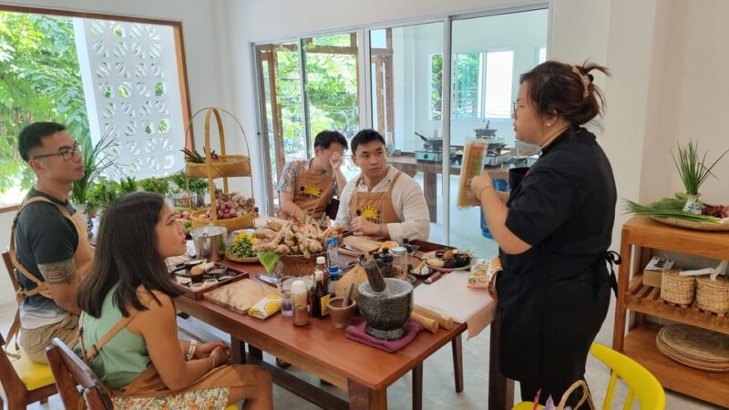 Bangkok: Cooking Class + Tuk Tuk Ride + Market Tour - Exploring the Prannok Market