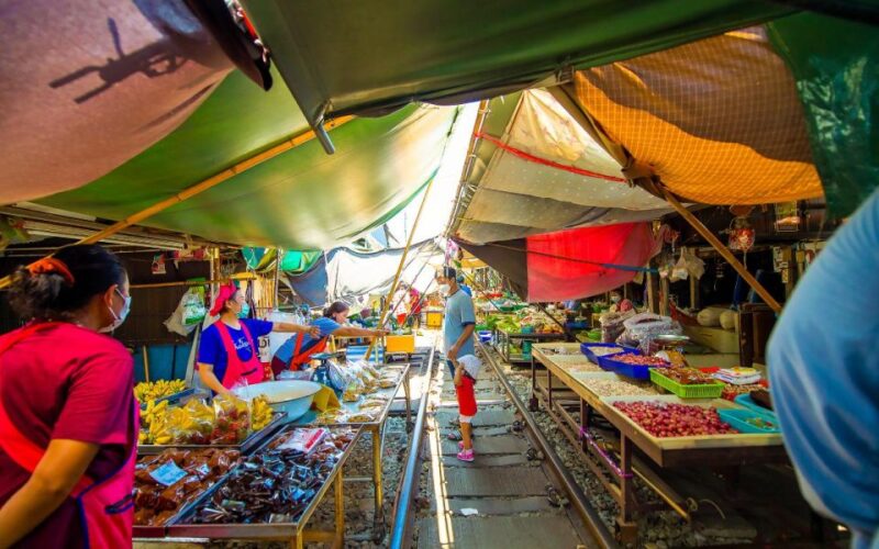 Bangkok: Damnoen Saduak and Train Market With Boat Ride - Itinerary Highlights