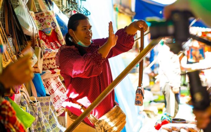 Bangkok: Damnoen Saduak and Train Market With Boat Ride - Exploring Damnoen Saduak Floating Market
