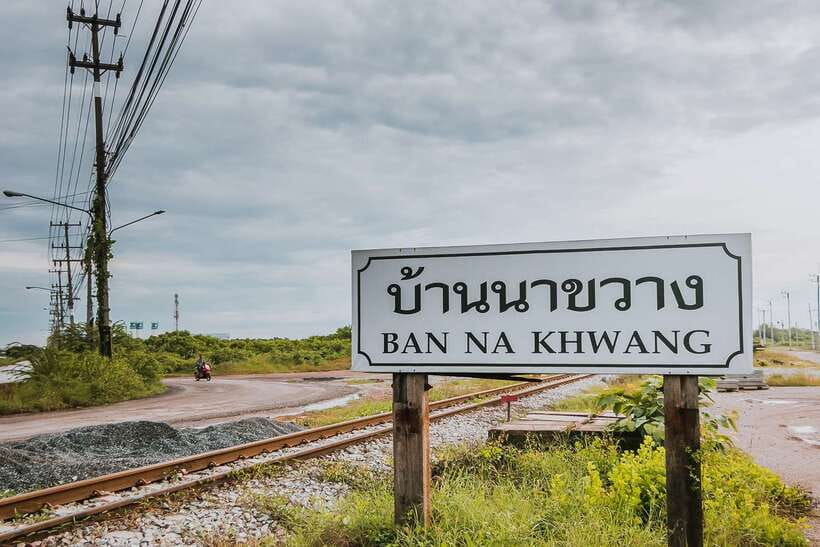 Bangkok: Damnoen Saduak Market and Maeklong Railway Market - Exploring Maeklong Railway Market
