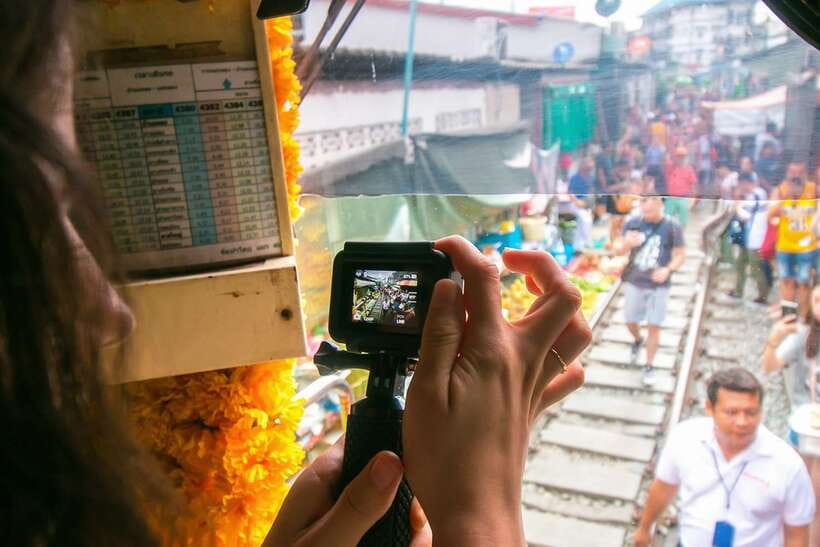 Bangkok: Damnoen Saduak Market and Maeklong Railway Market - Discovering Damnoen Saduak Floating Market