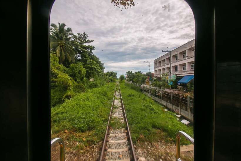 Bangkok: Damnoen Saduak Market and Maeklong Railway Market - Experience at Maeklong Railway Market