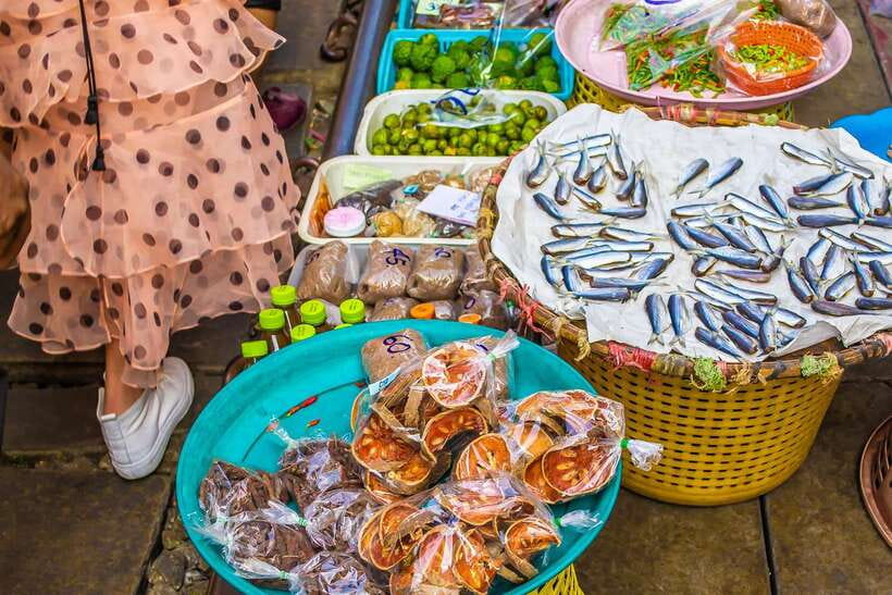 Bangkok: Damnoen Saduak Market and Maeklong Railway Market - Local Specialties to Try