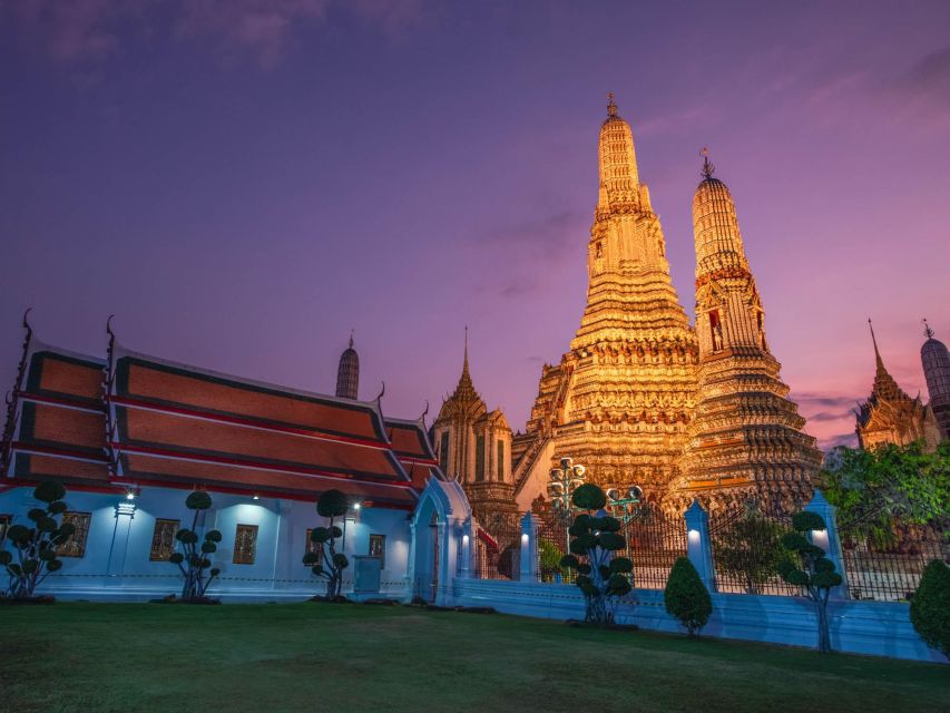 Bangkok: Grand Palace and Wat Arun Guided Walking Tour - Visiting the Emerald Buddha