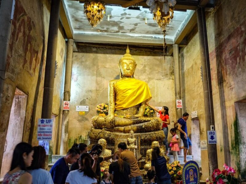 Bangkok: Maeklong Railway & Amphawa Floating Market Day Trip - Maeklong Railway Market